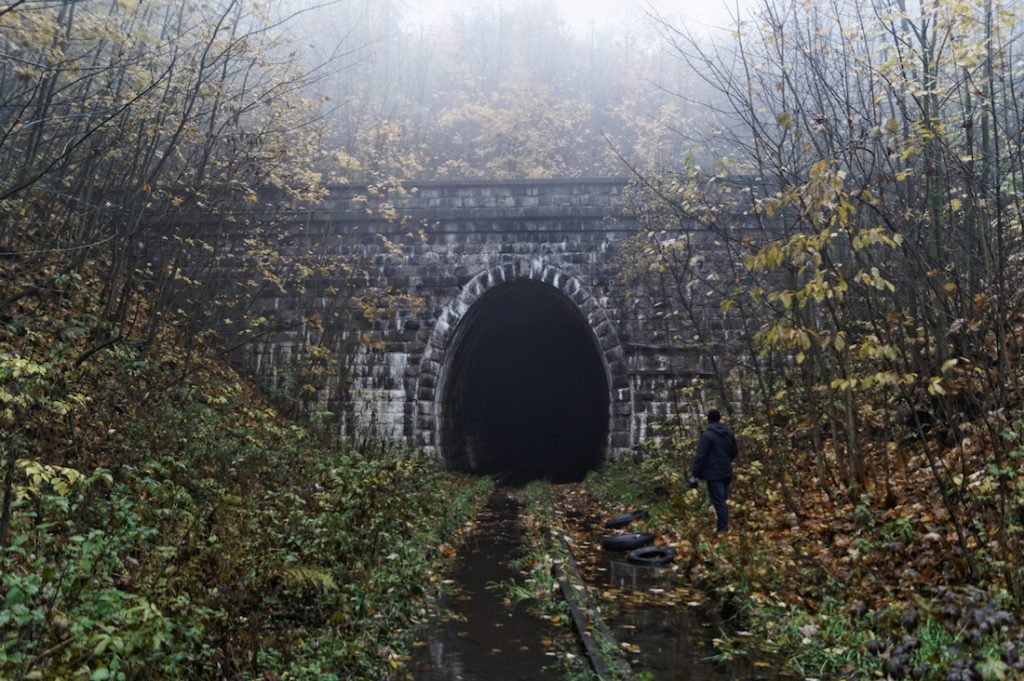 Początek tunelu kolejowego pod Przełęczą Kowarską
