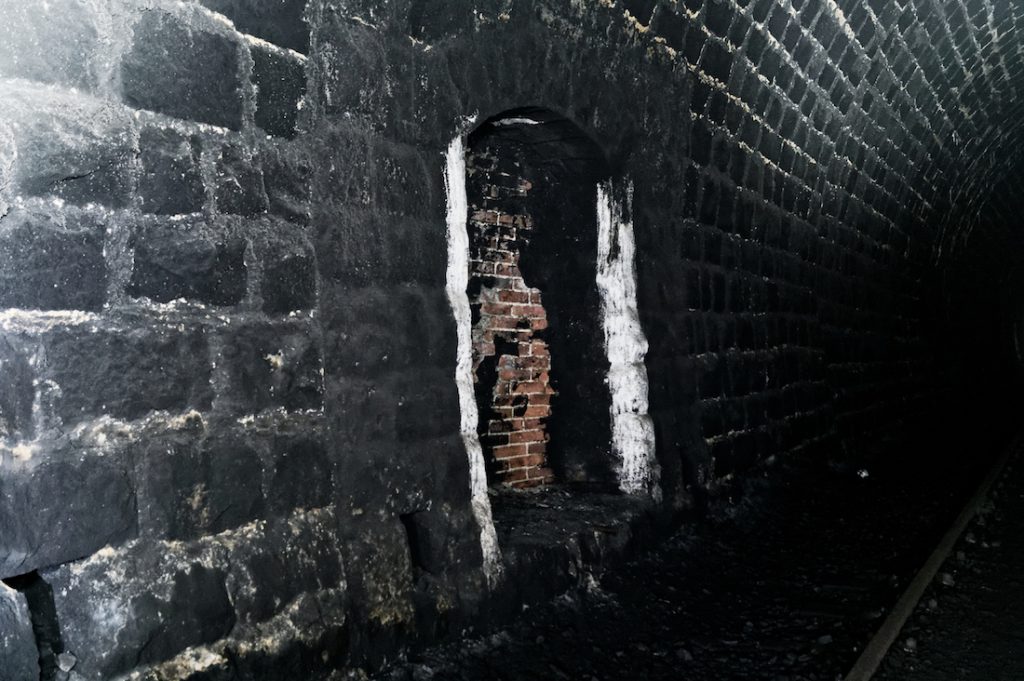Tunele kolejowe mają wybudowane liczne tzw. wnęki ucieczkowe