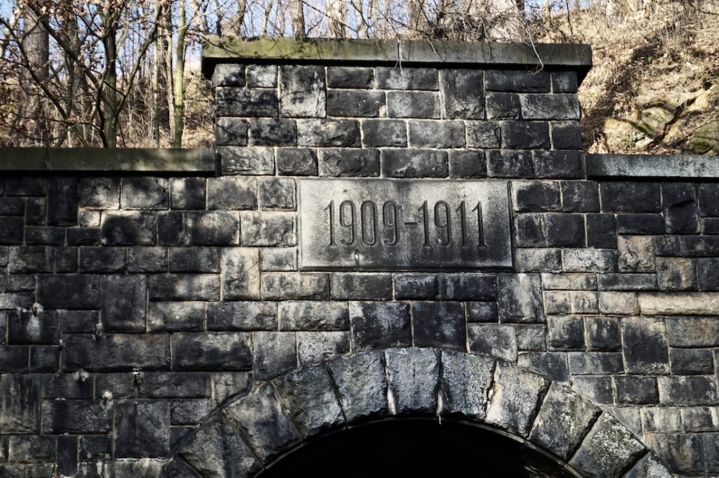 Pamiątkowy kamień z datą budowy nad wjazdem do tunelu pod Małym Wołowcem