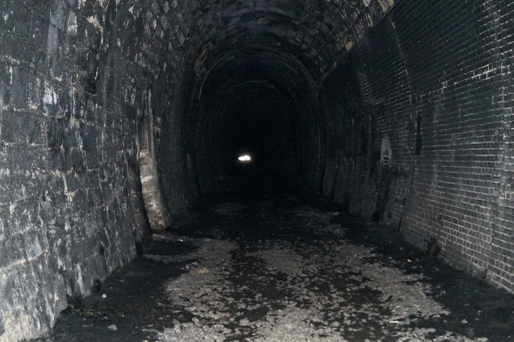 Nieużywana nitka tunelu pod Małym Wołowcem, tory są już rozebrane