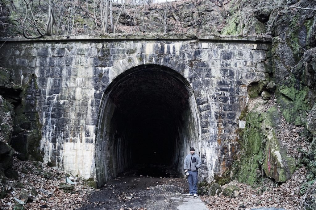 Wjazd do tunelu pod Małym Wołowcem, w środku widać koniec tunelu (mały jasny punkcik)