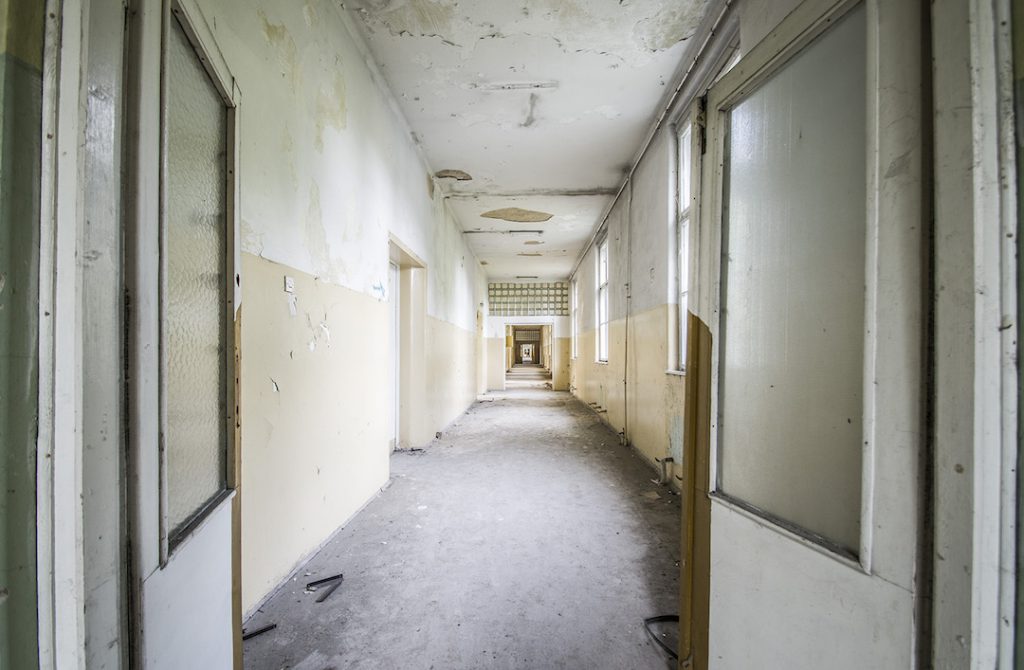 Kolejne szpitalne korytarze - Foto: Adrian Sitko