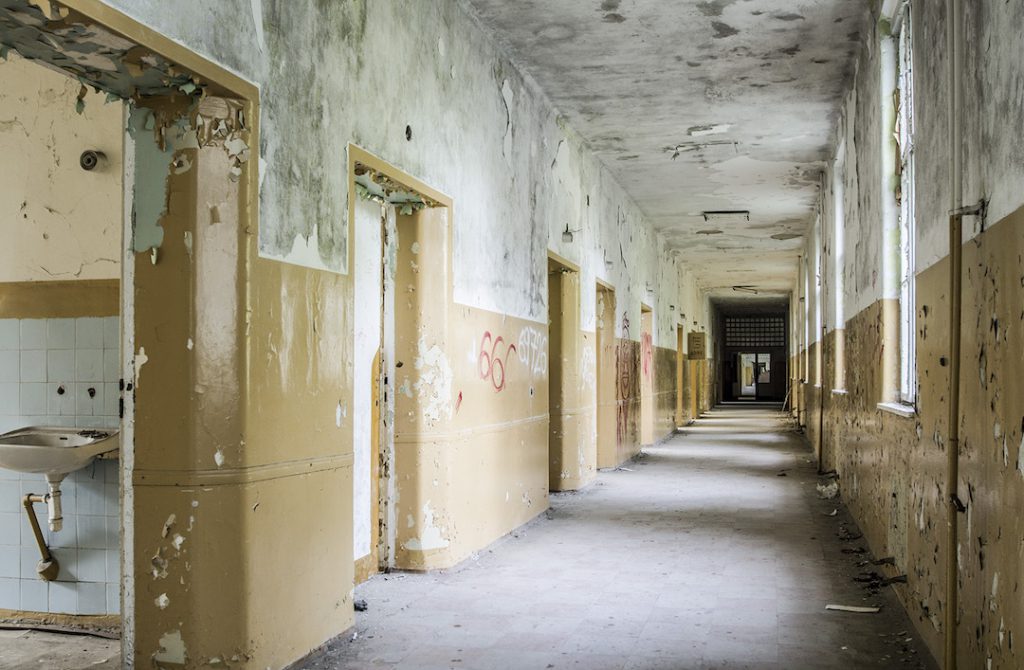 Długie szpitalne korytarze, po bokach sale chorych - Foto: Adrian Sitko