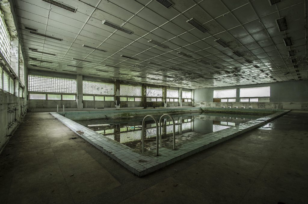 Basen w opuszczonym radzieckim szpitalu - Foto: Adrian Sitko