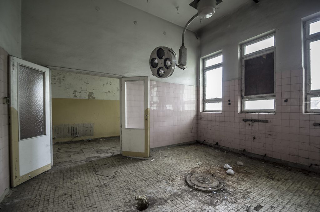 Prosektorium opuszczonego szpitala w Legnicy - Foto: Adrian Sitko