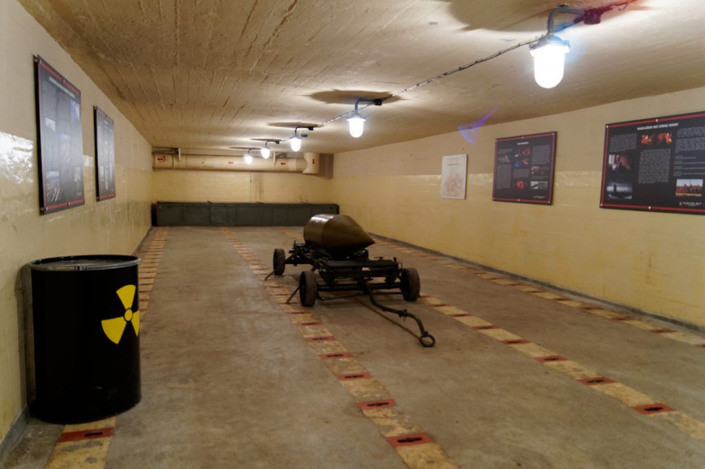 Jedno z czterech pomieszczeń magazynowych w schronie, w których były przechowywane głowice i bomby