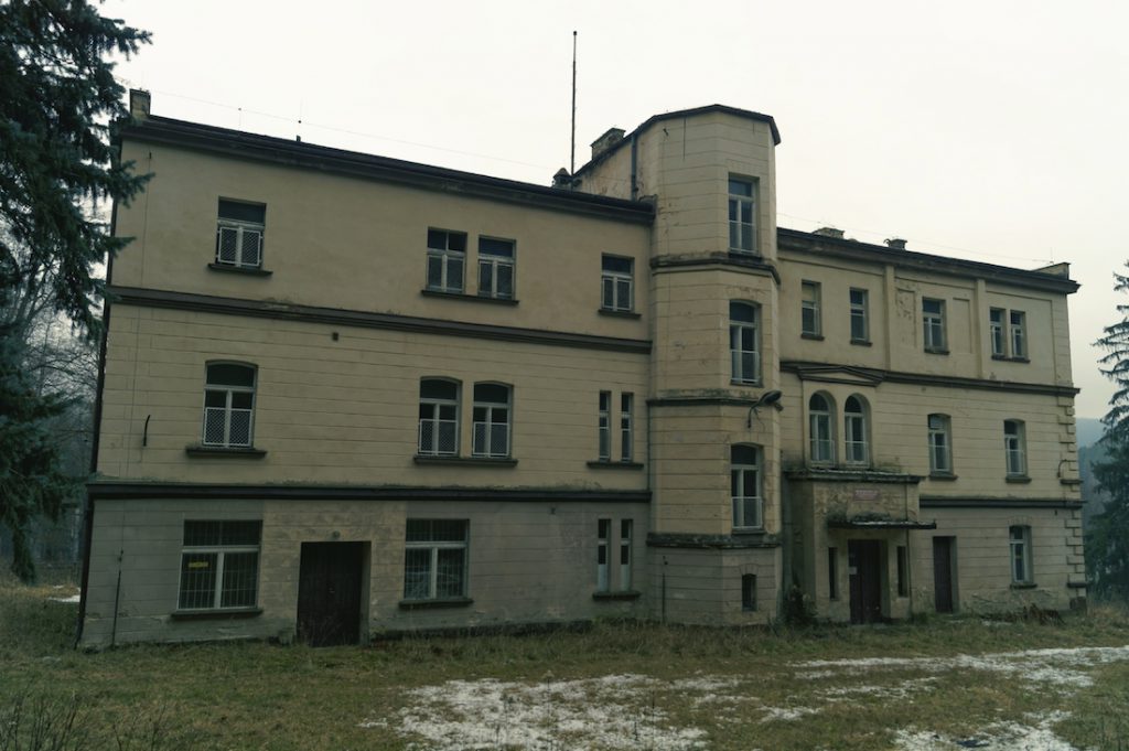 Pałac w Zagórzu Śląskim - W czasie wojny skrytka III Rzeszy dzieł sztuki zrabowanych w Polsce