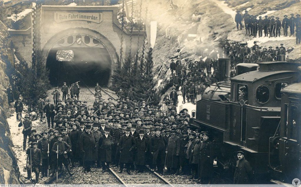 Pamiątkowe zdjęcie z otwarcia tunelu po remoncie, 1 grudnia 1909 roku - Źródło: dolny-slask.org.pl