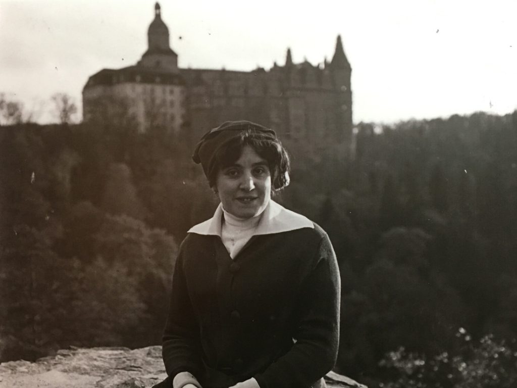 Jedna z archiwalnych fotografii - Ukochana żona Louisa Hardouina na tle Zamku Książ