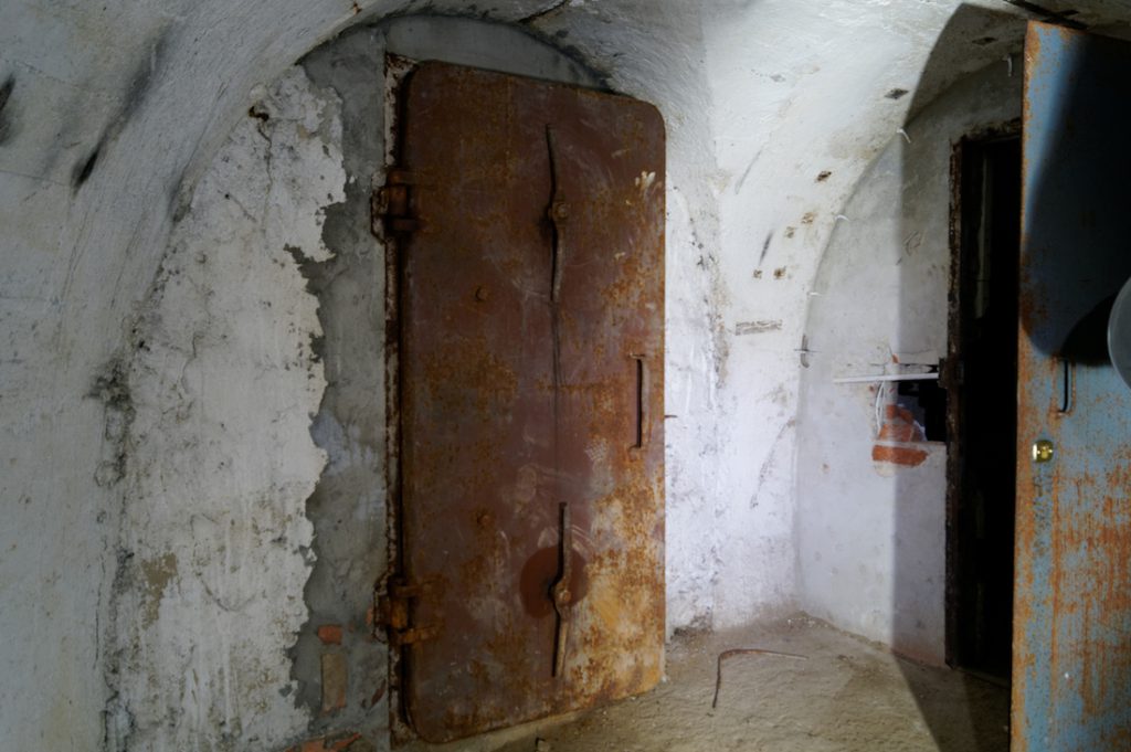 Drzwi ochronne, wstawione już po wojnie