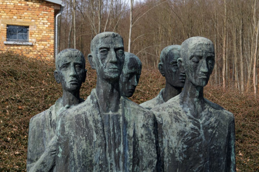 Przed krematorium stoi pomnik poświęcony pomordowanym więźniom obozu koncentracyjnego KZ Mittelbau-Dora