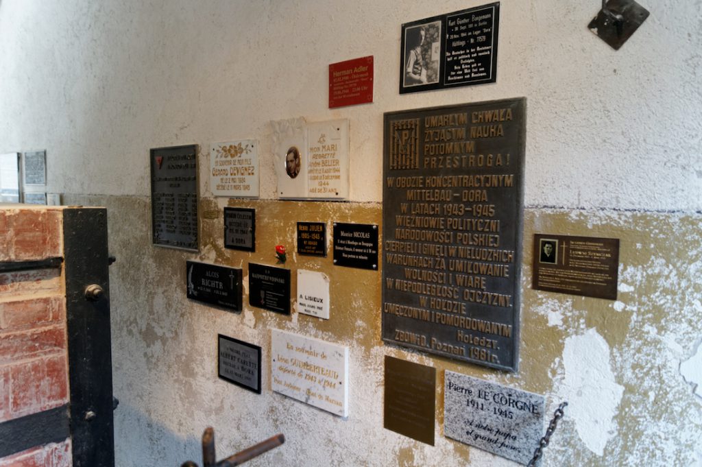 Liczne pamiątkowe tablice w budynku krematorium