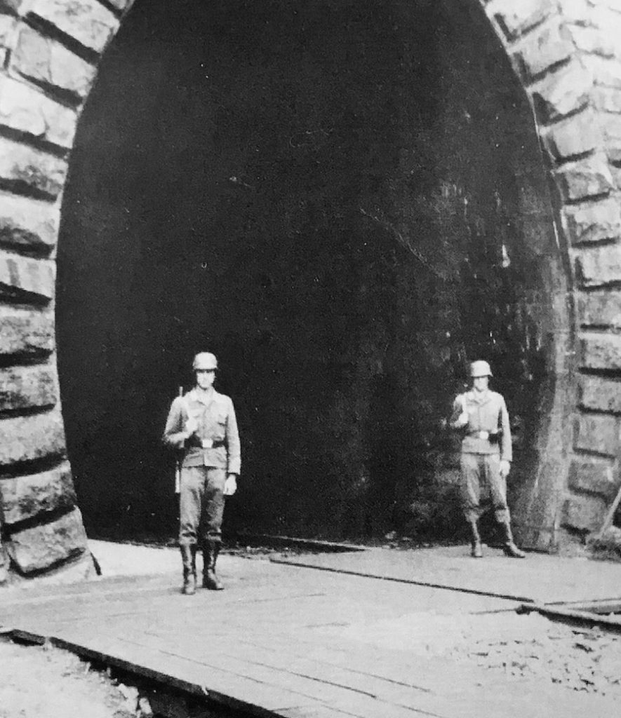 FHQ "Frühlingssturm" - Żołnierze zabezpieczają tunel przeznaczony dla pociągu Hitlera koło miejscowości Mönichkirchen w Dolnej Austrii - Źródło: "Kwatery Główne Führera" Franz W. Seidler, Dieter Zeigert