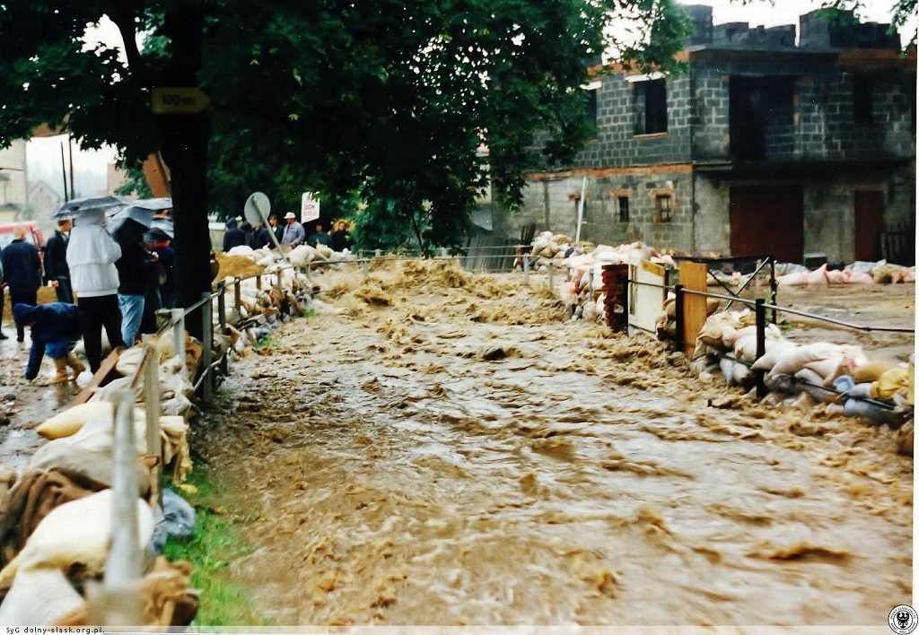 Powódź w Świdnicy - Most przy ul. 3 Maja - Źródło: dolny-slask.org.pl