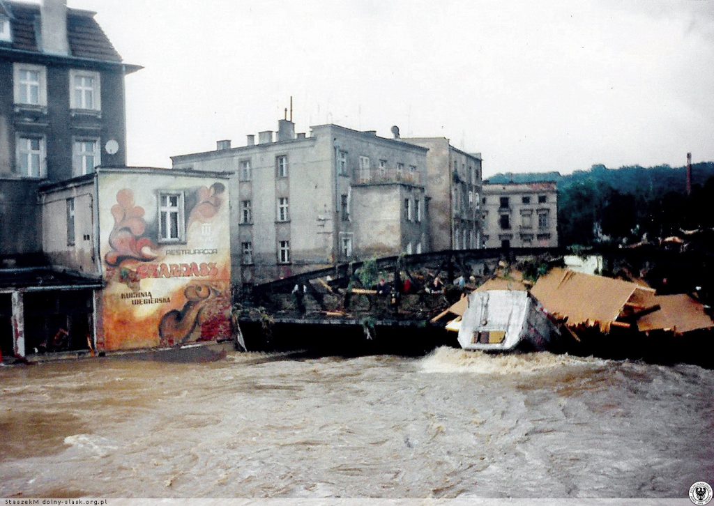 Powódź w Kłodzku - Most na ul. A. Grottgera - Źródło: dolny-slask.org.pl