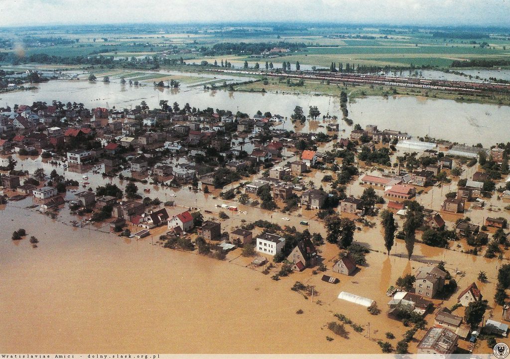 Powódź w Radwanicach - Fotografia Bogdana Zdrojewskiego - Źródło: dolny-slask.org.pl