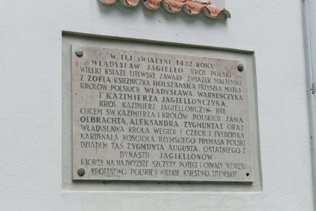 Tablica pamiątkowa w języku polskim na kościele farnym w Nowogródku