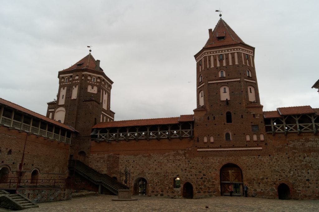 Wieże zamku w Mirze