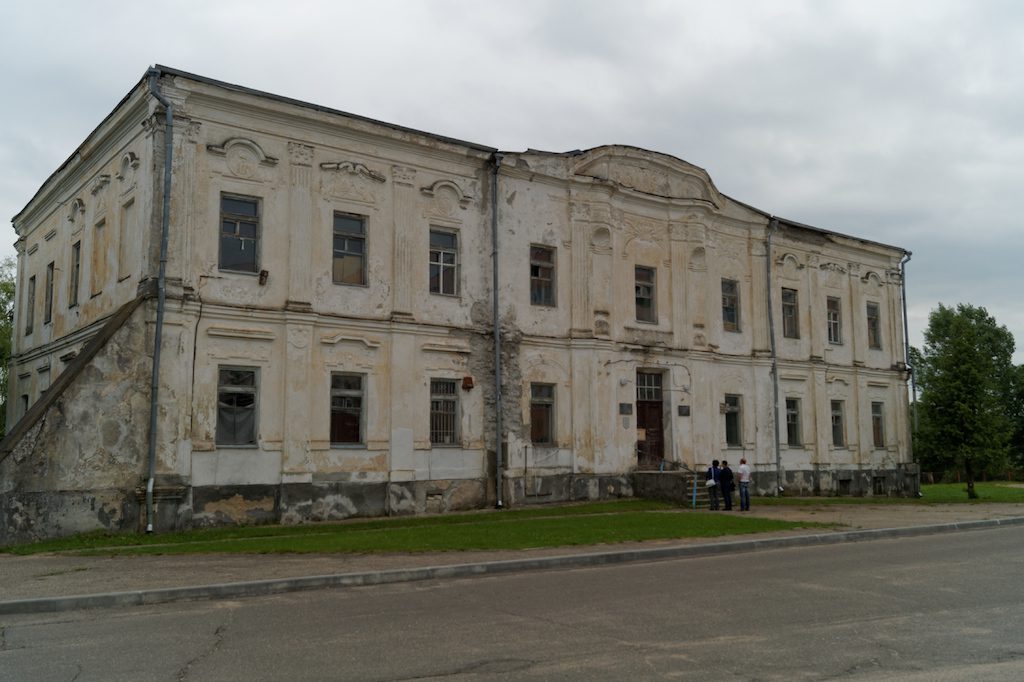 Nie wszystkie zabytki są odnowione, niektóre popadają w ruinę - Pałac Radziwiłłów w Zdzięciole
