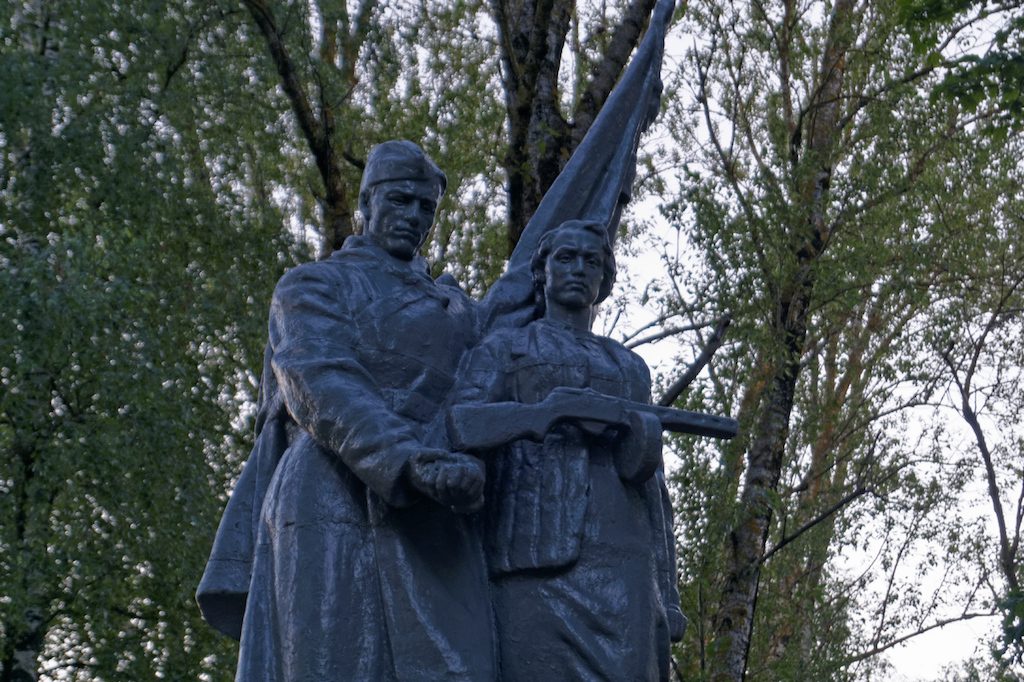 Kolejny pomnik we wsi Dworzec