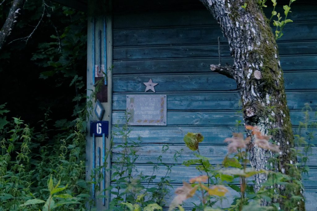 Znaczek na opuszczonym domku (czerwona gwiazda) informuje o tym, że w tym miejscu mieszkał weteran wojny ojczyźnianej