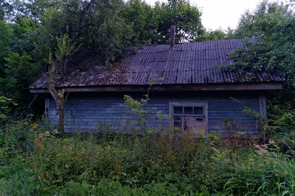 Jeden z opuszczonych domów… Z lewej strony domku znajduje się pewien znaczek