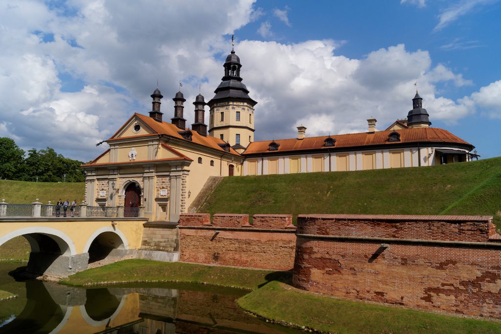 Zamek dawniej należał do rodu Radziwiłłów - Nieśwież