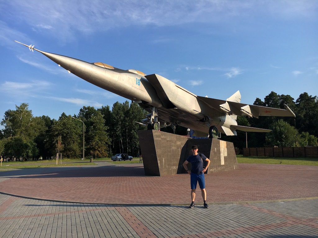 Na Białorusi znajdziemy również liczne pamiątki z czasów zimnej wojny - MiG-25 UB