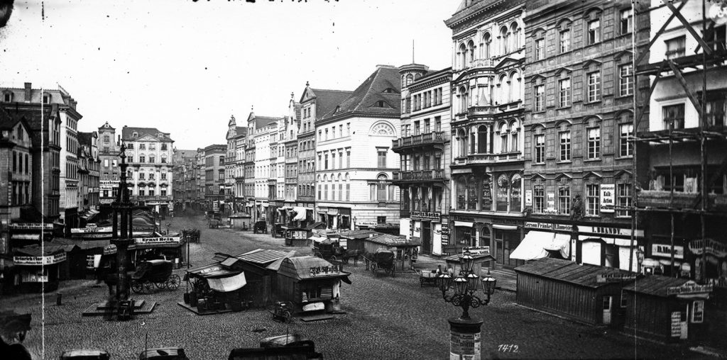 Wschodnia strona Rynku (Zielonej Rury), po lewej pręgierz - Hermann Krone, przed 1873 rokiem