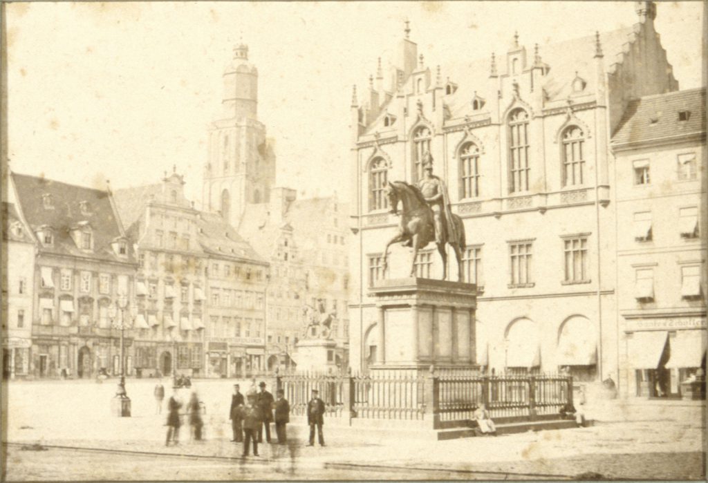 Południowa strona Rynku (Złotego Pucharu) i pomnik Fryderyka Wilhelma III - Hermann Krone, 1865 rok