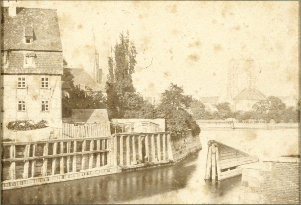Wyspa Piasek, w tle Ostrów Tumski, po prawej wieże archikatedry św. Jana Chrzciciela - Hermann Krone, 1865 rok