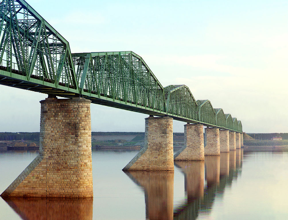 Most kolejowy nad rzeką Kama.
