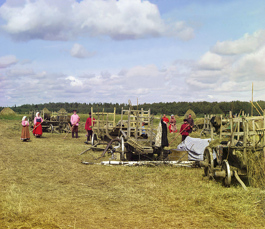 Mieszkańcy rosyjskiej wsi w trakcie przerwy podczas zbierania siana. Rok 1909.