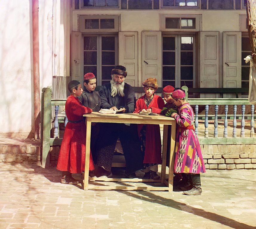 Grupa żydowskich dzieci z nauczycielem w Samarkandzie.