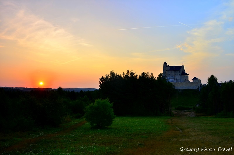 Zamek Bobolice o wschodzie słońca - Foto: Grzegorz Posała