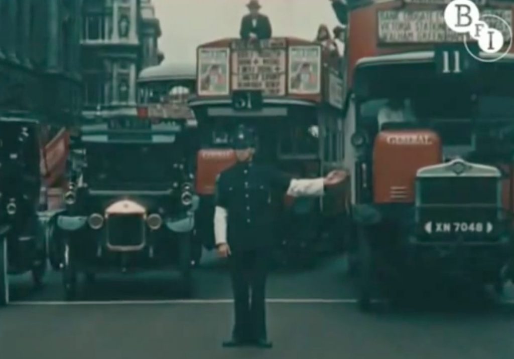 Policjant kierujący ruchem i ulicami Londynu