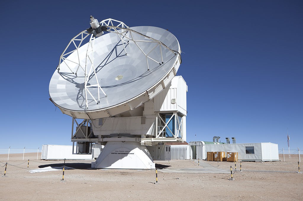 Radioteleskop APEX, czasza o średnicy 12 m - Foto: ESO