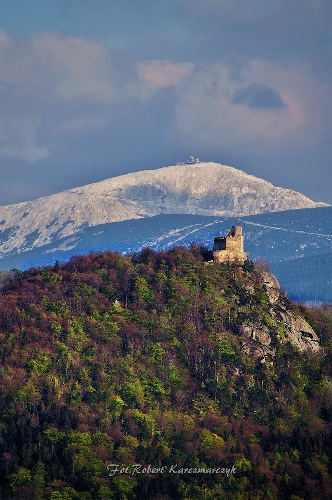 Najpopularniejsze zdjęcie Roberta Karczmarczyka - Zamek Chojnik, a w tle szczyt Śnieżki