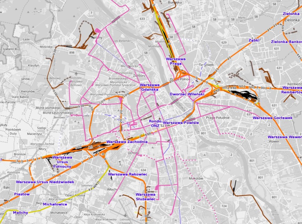 Projekt OpenRailwayMap uwzględnia również linie tramwajowe oraz linie metra, tu na przykładzie Warszawy - Źródło: www.openrailwaymap.org