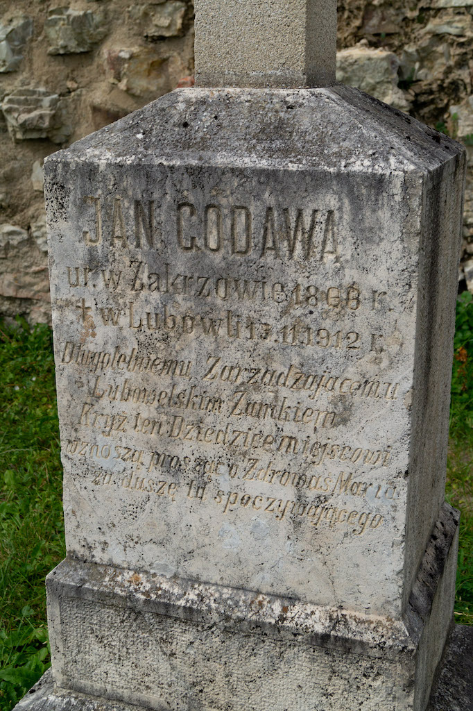 Jeden z polskojęzycznych nagrobków należących do Jana Codawa (zarządcy lubowelskiego zamku)