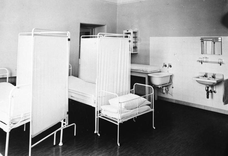 Sala porodowa w placówce Lebensborn, 1936 rok – Źródło: Bundesarchiv