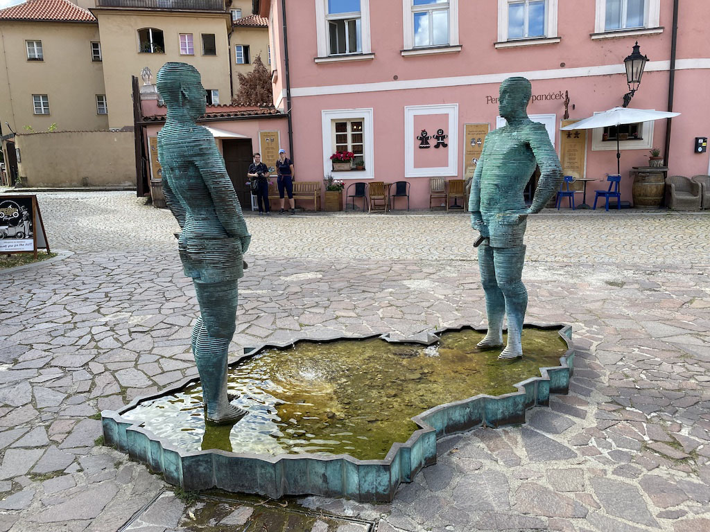 Rzeźba Sikające Postacie – Poradnik 15 darmowych atrakcji w Pradze