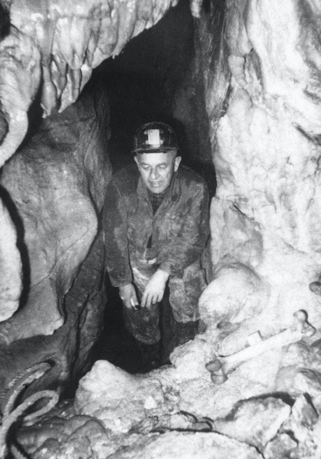 Marian Ciężkowski w czasie pierwszej eksploracji odkrytej jaskini w Kletnie – Foto: Ludwik Pikuła