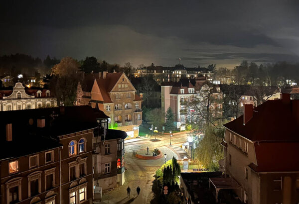 Nocna panorama Szczawna-Zdroju – W oddali budynek dawnego Grand Hotelu, dziś Dom Uzdrowiskowy