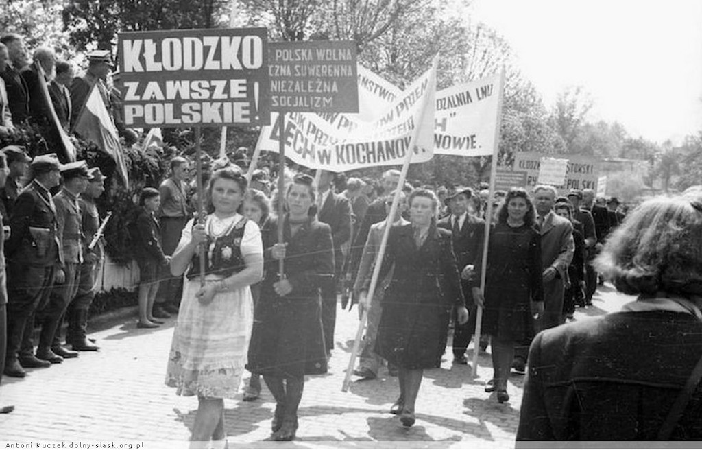 Manifestacja mieszkańców Kłodzka za przynależnością Kłodzka do Polski (16.05.1946 r.) – Źródło: polska-org.pl