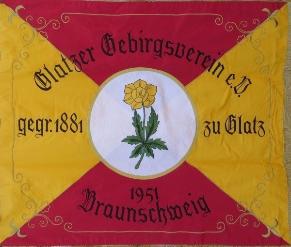 Sztandar Glatzer Gebirgsverein, po środku róża kłodzka (symbol ziemi kłodzkiej) – Źródło: www.glatzer-gebirgsverein.de