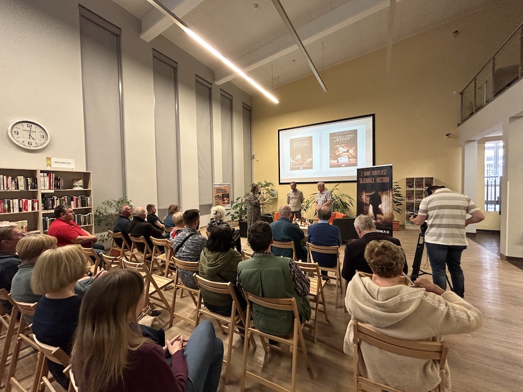 Spotkanie z Romualdem Owczarkiem zostało zorganizowane w Multimedialnej Filii Bibliotecznej na Podzamczu, filii Biblioteki pod Atlantami w Wałbrzychu