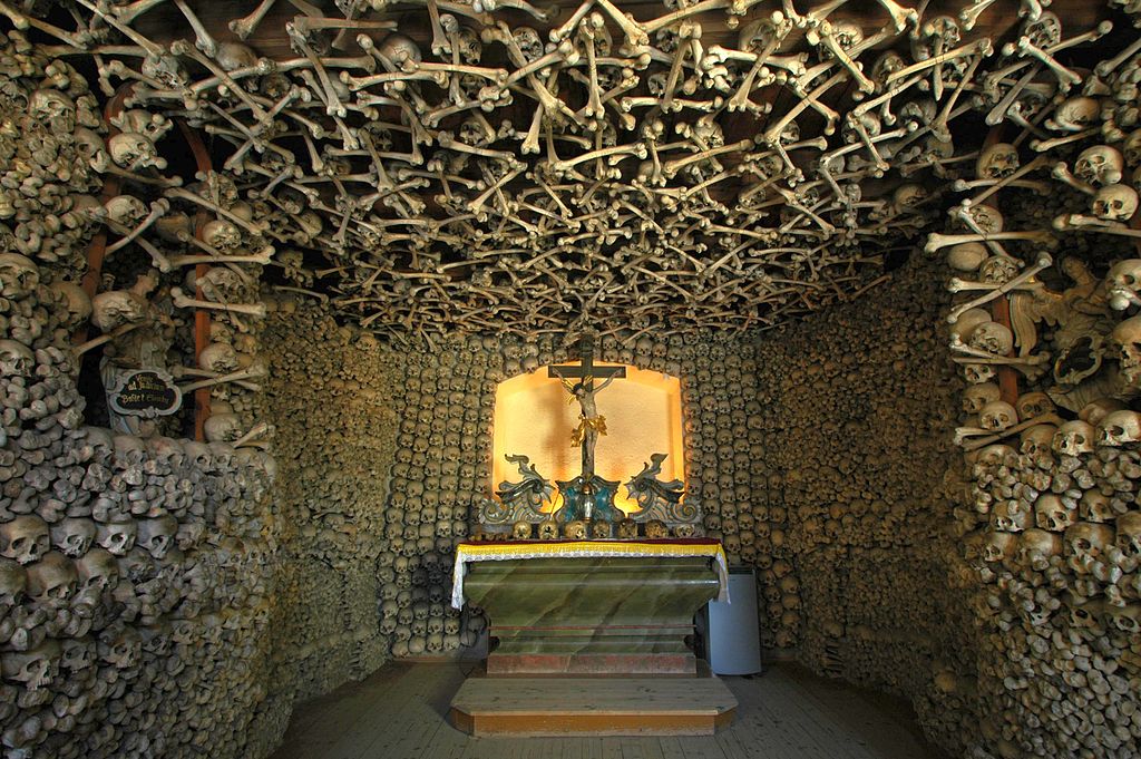 Kaplica Czaszek w Kudowie-Zdroju – Foto: Merlin Źródło: wikimedia.org