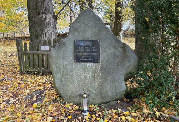 Pamiątkowy obelisk w miejscu dawnego ewangelickiego cmentarza