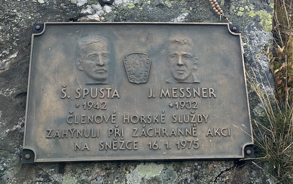 Pamiątkowa tablica na Śnieżce Jana Messnera i Štefana Spusty